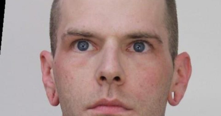Suspect recherché pour bris de conditions