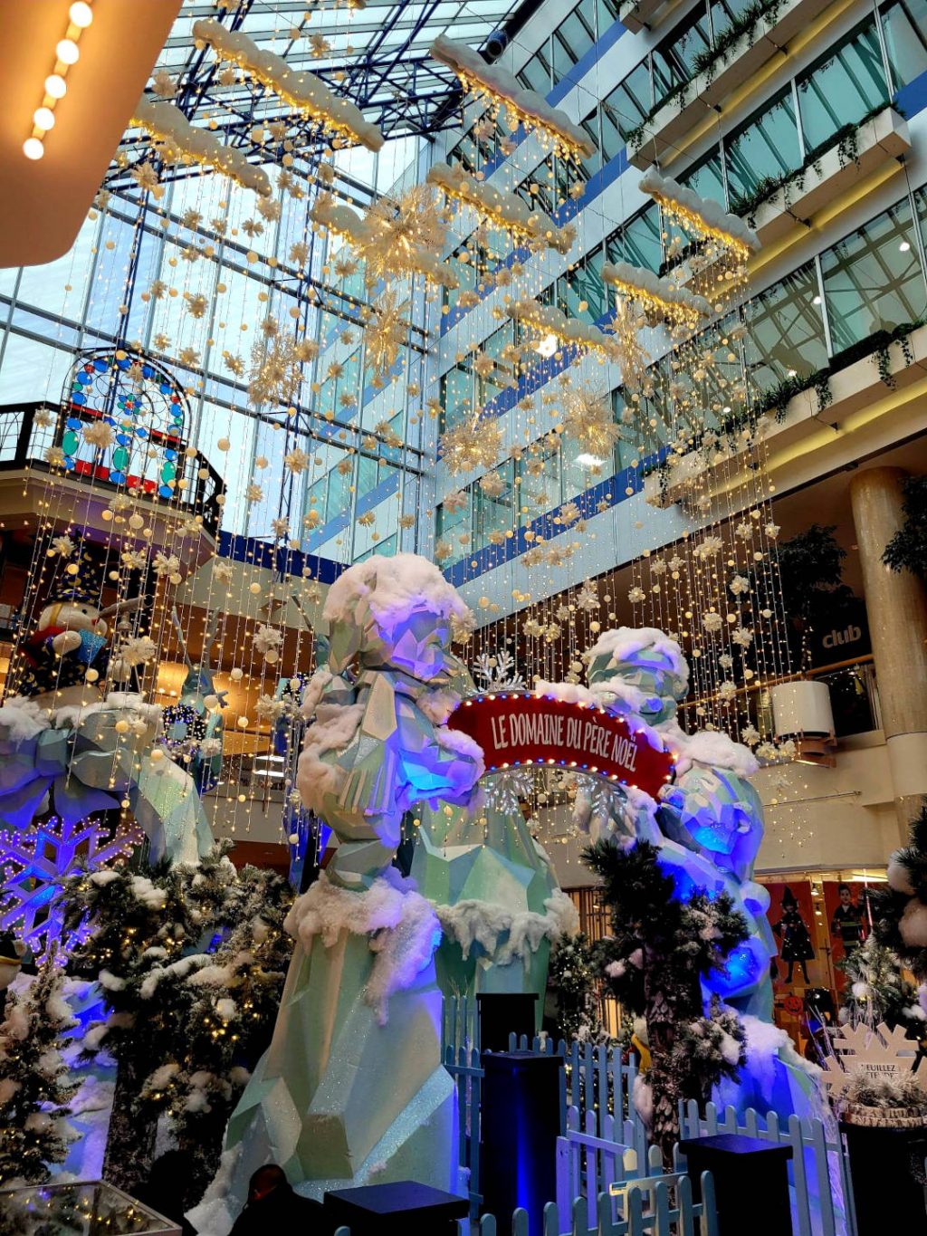 Le Père Noël vous attend à la Place Versailles dans son magnifique royaume magique